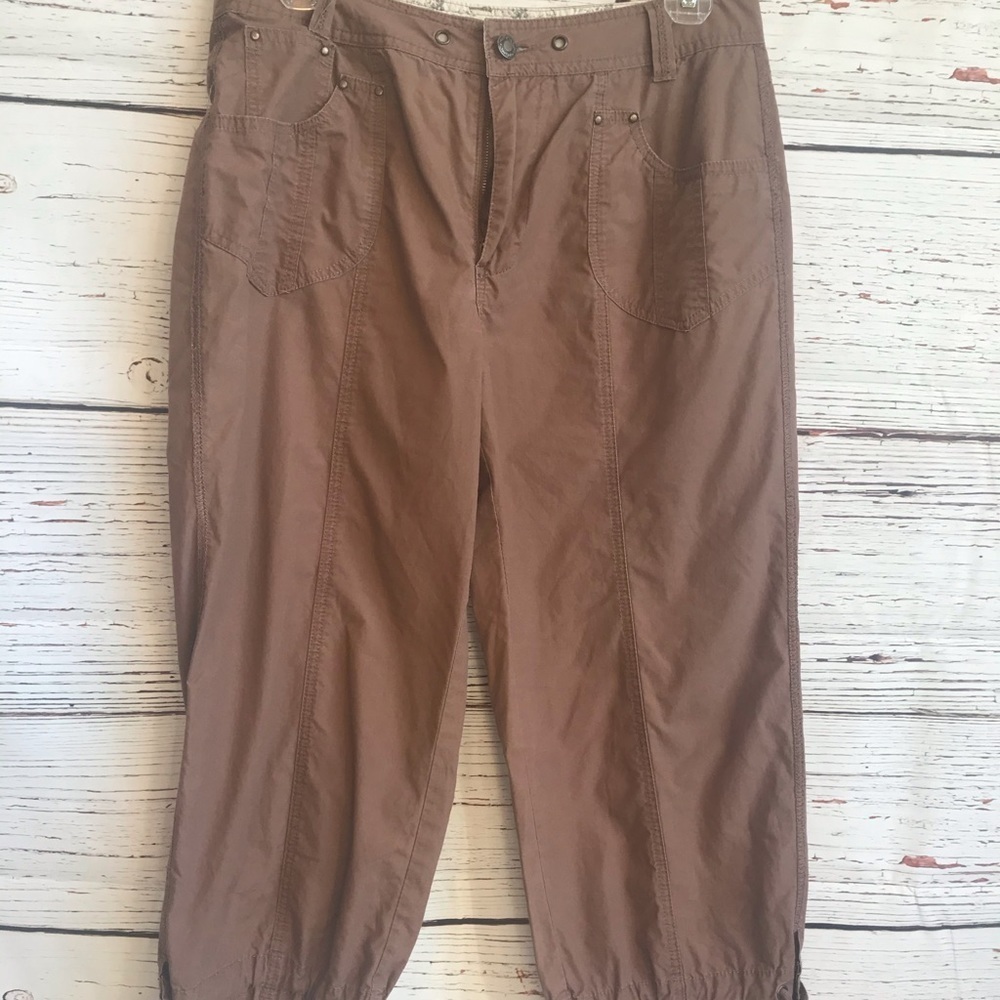 Dress barn brown capri pants it’s ties on bottom